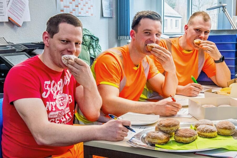 Test: Wer bäckt in Aue den besten Pfannkuchen? - Aue sucht den Superpfannkuchen (ASDS). Die Jury in Aktion: Ralf Lippmann, Georg Müller, Nico Wöstmann (von links). 