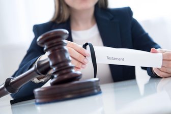 Testamentsvollstrecker braucht Erben-Zustimmung bei Verkauf - Die Verfügungsbefugnis eines Testamentsvollstreckers wird bei möglichen Interessenkonflikten eingeschränkt, um die Rechte der Erben zu schützen.
