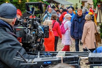 Testen, frieren, laufen für Erzgebirgskrimi - Für die Dreharbeiten zum Erzgebirgskrimi in Schwarzenberg wurde zu Jahresbeginn 2022 ein Weihnachtsmarkt als Filmset in der Schwarzenberger Vorstadt aufgebaut. Viele Einheimische wirkten als Komparsen mit und gingen geduldig ihrer Wege.