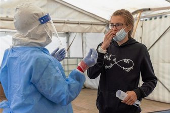 Tester haben am Sonntag alle Hände voll zu tun - Solveig Lang hat am Sonntag in der Drive-In-Teststation in Oberwiesenthal unter anderem Kyra Göhler aus Neudorf getestet. 