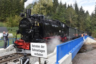 Testfahrt gelungen - Preßnitztalbahn schnauft über neues Brückenbauwerk im Erzgebirge - Die erste Brückenfahrt nach dem Neubau der 36 Meter breiten Stahlbrücke über das Schwarzwasser an der Schlösselmühle: Lokführer Martin Kreher und Andreas Uhlig dampfen am Montagmittag über den Neubau.