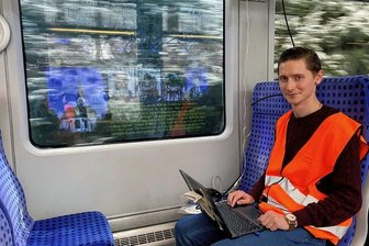 Testfahrten im Erzgebirge: Wenn das Zugfenster zur Anzeigetafel wird - Versuchsleiter Valeri Fitz im Testzug. Auf der Fensterscheibe dargestellt sind gerade touristische Informationen.