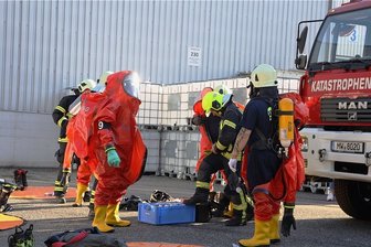 Testfall: Havarie in Chemiefabrik geprobt - Eine Katastrophenschutzübung fand am Freitagnachmittag auf dem Gelände des Chemieunternehmens Zschimmer und Schwarz im Chemnitztal statt. 100 Einsatzkräfte probten einen Unfall mit Verletzten.