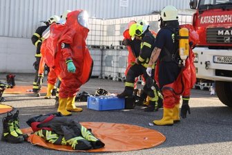 Testfall: Havarie in Chemiefabrik geprobt - Eine Katastrophenschutzübung fand am Freitagnachmittag auf dem Gelände des Chemieunternehmens Zschimmer und Schwarz im Chemnitztal statt. 100 Einsatzkräfte probten einen Unfall mit Verletzten.