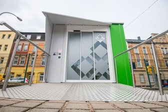 Testlauf floppt: Landratsamt baut "Protect Cube" in Aue wieder ab - Am Landratsamt an der Wettinerstraße in Aue war diese "Protect Cube" genannte Besuchsbox im April 2021 aufgestellt worden. Einen digitalen und virenfreien Behördengang sollte sie ermöglichen. 
