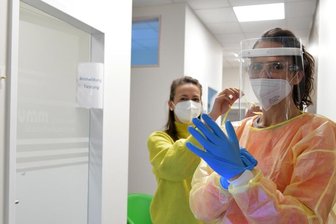 Testpflicht bleibt vorerst Hürde für Krankenhaus-Besucher - Im Fitness-Studio Mumm in Freiberg ist ein Testzentrum für Schnelltests eingerichtet. Das ist das zum Krankenhaus Freiberg nächstgelegene Testzentrum. 