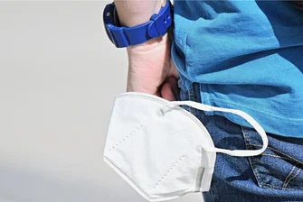 Testpflicht in Gesundheitsrichtungen entfällt - Besucher müssen weiter Maske tragen - Die Maske hat allmählich ausgedient. Nur Besucher von Patienten in Kliniken und Pflegeheimen sollen sie noch tragen, um ältere oder kranke Menschen vor erneuten Infektionen zu schützen. 