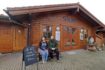 Testportal: Deutschlands beste Sauna steht in Glauchau - Inhaberin Swantje Hoppe und ihr Lebensgefährte Andreas Steinhart am Eingang ihrer Finnland-Sauna in Glauchau. Sie bekam bei testberichte.de die besten Bewertungen.