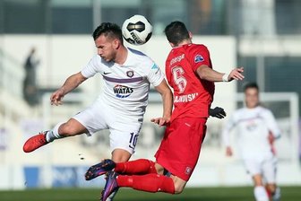 Testspiel: Aue mit Remis gegen niederländischen Erstligisten - Im Zweikampf: Simon Skarlatidis (Aue, links) und Dejan Trajkovski (Enschede).