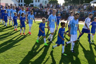 Testspiel: CFC gewinnt gegen SV Barkas Frankenberg mit 9:0 - Die Barkas-Nachwuchskicker betreten zusammen mit den Mannschaften aus Chemnitz und Frankenberg das Feld zum Testspiel.