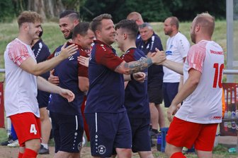 Testspiel gegen den FSV Zwickau als Bonus: So startet Aufsteiger Meeraner SV in die Fußball-Landesklasse - Steffen Vogel (Mitte) hat den Meeraner SV nach einer furiosen Rückrunde zurück in die Landesklasse geführt.