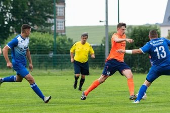 Testspiele teils heiß umkämpft - Kai Wüstner (oranges Trikot) war im Spiel der Oberlungwitzer gegen Mittweida nicht zu halten und erzielte drei Tore.