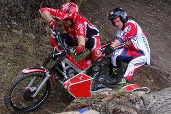 Testwettkampf wird zum Blickfang - Pilot und Beifahrer müssen beim Sidecartrial ein eingespieltes Team sein - wie hier Tino Meinel (links) und Felix Hampicke, die an beiden Wettkampftagen den ersten Platz einfuhren.