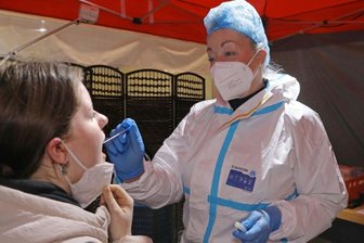 Testzentrum Schützenhaus: Hochkonjunktur am Wochenende - Kerstin Vogt (rechts), Leiterin des Testzentrums Schützenhaus Hohenstein-Ernstthal, beim PCR-Test. Eine Schülerin, die seit Tagen über Symptome klagte, hatte ein positives Schnelltest-Ergebnis. Die Familie wollte die Ungewissheit beenden und kam mit ihr am Sonntag zum PCR-Test. 