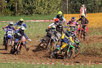 Tettau: Motocrosser hinterlassen Spuren im Feld - Die Fahrerinnen und Fahrer hatten am Samstag beim Stoppelcross in Tettau ihren Spaß.