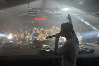 „Tettau tanzt“: 970 Besucher feiern in einem kleinen Dorf den Start ins Wochenende - Party-Alarm: 970 Besucher waren in der Nacht von Freitag zu Samstag bei „Tettau tanzt“.