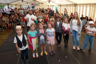 Tettauer werden für Mut belohnt: Hunderte feiern mit - Die Miniplayback-Show füllte das Festzelt.