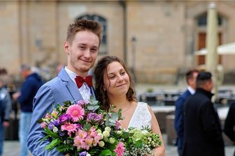 Teuer heiraten? So geht es auch anders - Anne und Daniel Ryndyk heirateten 2021. Sie wollten maximal 3000 Euro für ein kleines, aber schönes Fest ausgeben. 