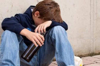 Teufel Alkohol schnappt sich immer jüngere Opfer - Sie werden immer jünger und greifen öffentlich und ungeniert zur Flasche.