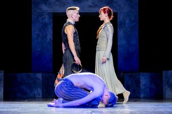 Teufel im Chaplin-Look als Verführer: Vanaevs „Peer Gynt“ entfesselt magischen Tanzrausch in Zwickau - Mutig stellt sich Solveig (Sofia Borgo) am Ende des Stücks dem Teufel (Stefano Neri) entgegen. Er hat Peer Gynt (Ryan Aptomos) lange genug gequält.