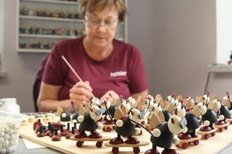 Teufelchen fährt Skateboard - Annette Oehmer fügt die vielen Einzelteile des Teufelchens Gustav zusammen.