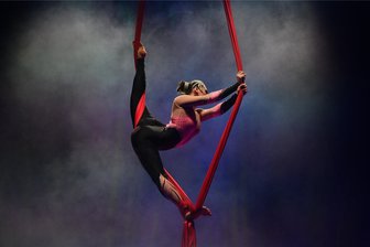 Teufelsfahrer und mehr in Halsbrücke: Das erwartet Besucher im Circus Probst - Luftakrobatin Elena zeigt im Circus Probst ihre Kunst.