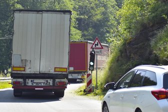 Teure Ampeln: Sperrt der Vogtlandkreis die Staatsstraßen zwischen Netzschkau und Greiz? - Die Ampeln zwischen Stoppbachtalstraße und Schwarzhammermühle stehen seit November 2019. Anlass geben Risse in der Fahrbahnkante.