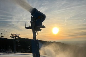 Teure Frau Holle 2.0: Können wir uns Kunstschnee leisten? - Wo die Natur nicht mehr selber für die weiße Pracht sorgt, da hilft der Mensch nach, wie auch hier zeitweise in Schöneck, wo in solchen Fällen bei den richtigen Temperaturen die Schneekanonen für einen skitauglichen Untergrund sorgen können.