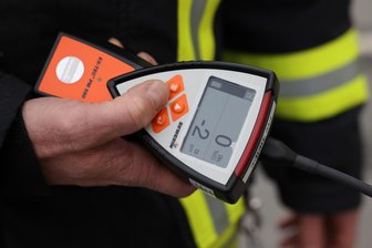 Teure Technik zum Schutz für Retter und Brandopfer – Stadtwerke Schwarzenberg unterstützen Feuerwehren - Dieses Gerät kann Leben retten, denn es misst gefährliche Gase in der Luft und warnt.