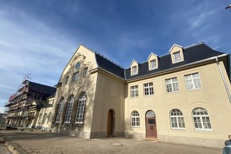 Teurer Bahnhof: Warum diese Stadt im Vogtland auf Mehrkosten sitzen bleibt - Der Bahnhof ist den Falkensteinern lieb und teuer: Der Umbau verzögerte sich um 16 Wochen, die Kosten stiegen.
