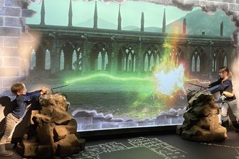 Teurer Hokuspokus? Das erwartet Familien in der Harry-Potter-Ausstellung in Dresden - Zaubererduell in der Harry-Potter-Ausstellung.