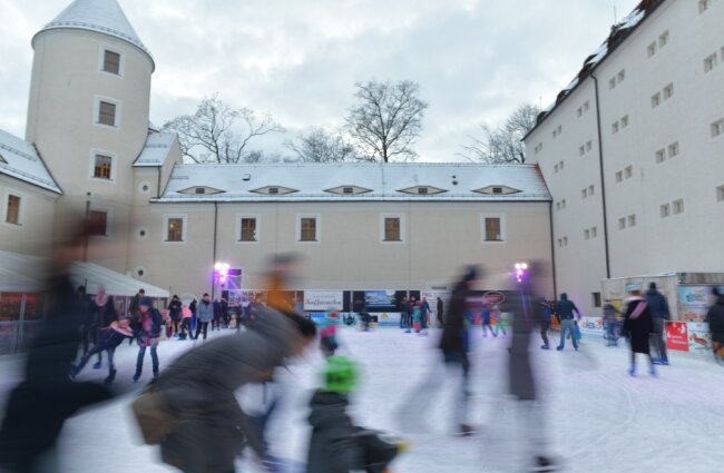 Teurer Winterspaß auf der Eisbahn: Fällt das Eislaufen im Freiberger Schlosshof aus? - Kann das Wintervergnügen in dieser Saison im Freiberger Schlosshof stattfinden?