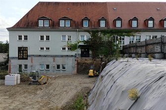 Teurer Zugang zur Schulturnhalle in Elsterberg - Seit Jahren gibt es für die Trias-Schüler keinen sicheren Zugang zur Turnhalle mehr. Jetzt entsteht ein Provisorium.