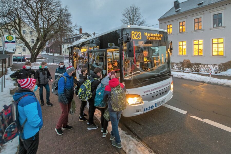 Teurere Schülertickets im Erzgebirge: Familien könnte es noch härter treffen - Eltern von Schulkindern drohen ab Sommer jährlich deutlich höhere Kosten für den Schulbus. 