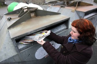 Teures Papier macht Müllentsorgung billiger - 
              <p class="artikelinhalt">Sandy Möckel vom Zeller Berg in Aue macht es richtig: Sie wirft das Altpapier in einen Sita-Container.</p>
            