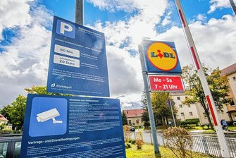 Teures Parken für Fußballfan bei Lidl in Aue - Lidl in Aue führte die Parkplatzüberwachung per Kamera ein. Für einen Fußballfan der Veilchen wurde es an einem Sonntag richtig teuer.