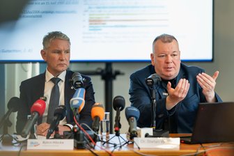 "Textbetrug" - Neue Vorwürfe gegen Thüringer Regierungschef - Die Thüringer AfD-Fraktion mit ihrem Chef Björn Höcke und hat den als Plagiatsjäger bekannten österreichischen Kommunikationswissenschaftler Stefan Weber mit einem neuen Gutachten zur Doktorarbeit von Mario Voigt beauftragt. 