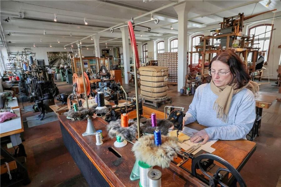 Textil- und Rennsportmuseum: Am Sonntag werden die Maschinen angeworfen - Museumschefin Marina Palm Maschinensaal des Museums.