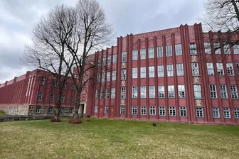 Textilausbildung: Umzug von Reichenbach nach Zwickau erfolgt erst 2026 - Die 1927 eingeweihte Höhere Textilfachschule in Reichenbach. 2026 ist hier Schluss.