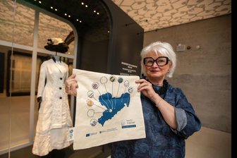 Textile Schnitzeljagd in Sachsen: „Fabrik der Fäden“ in Plauen ist dabei - Ulrike Schempp hat acht Buttons. Die Professorin für Textiltechnik läuft aber außer Konkurrenz.