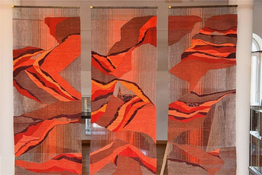 Textiler Vulkan spuckt im Oederaner Museum Feuer - Vulkanausbruch heißt diese textile Arbeit von Ingeborg Mende in der Sonderausstellung im Oederaner Museum Die Weberei. 