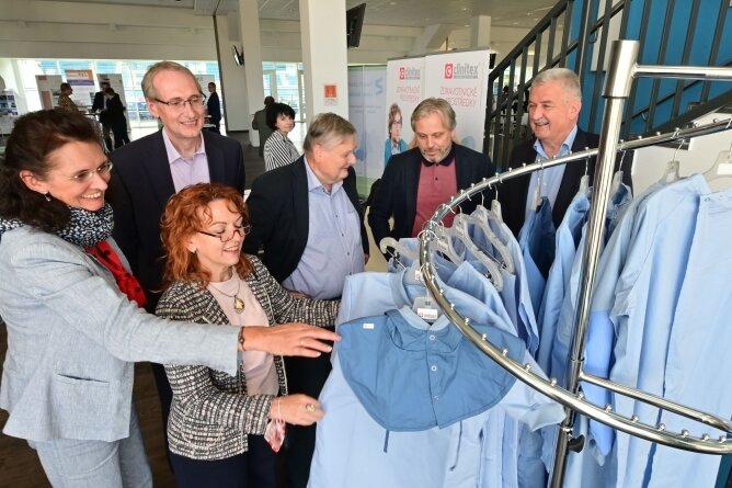 Textilfirmen im Dialog - Drei tschechische Textilfirmen, darunter Clinitex aus Ostrava, stellten ihre Produkte in Chemnitz aus. 