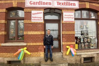 Textilgeschäft mit Änderungsschneiderei öffnet in Reichenbach – Kundin hat ihren Lieblingsschneider zurück - Tuan Hoang Cong vor seinem neuen Geschäft in Reichenbach.