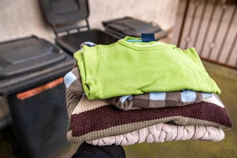 Textilien nicht mehr in den Restmüll? Das sagt der Abfallwirtschaftsverband Südwestsachsen - Gut erhaltene Kleidungsstücke sollen entsprechend der neuen EU-Richtlinie nicht mehr in der schwarzen Tonne entsorgt werden.