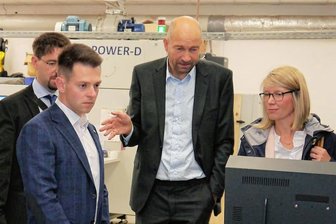 Textiloffensive bei Ausbildungsmesse in Frankenberg - Abgeordneter Philipp Hartewig, Geschäftsführer Justus Rau und Cindy Krause (IHK) (vorn v. l.) fachsimpeln.