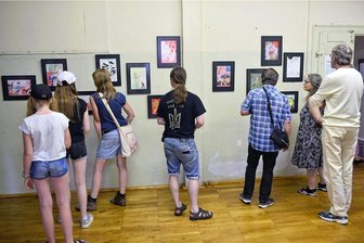 Textilstätte in Braunsdorf präsentiert Bildende Kunst - Vernissage Galerie Inselsteig Braunsdorf: Künstlerin Patricia Huck stellt bis Oktober unter dem Motto Die illustrierte Frau aus.
