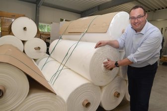 Textilunternehmer aus dem Vogtland auf Indien-Reise mit Minister Panter: „Damit können wir nicht konkurrieren“ - Holger Erth ist Geschäftsführer der Pfand Textilausrüstung. Im Unternehmen wird auch mangelhafte Ware wieder aufbereitet, als Beitrag zum nachhaltigen Wirtschaften.