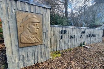 Thälmann-Denkmal erneut beschädigt - Die meisten Buchstaben vom Schriftzug fehlen.
