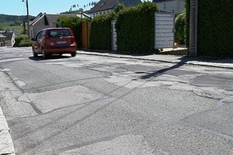 Thalheim bereitet sich auf Langzeit-Baustelle vor - Ein Teil der Lessingstraße ist zuletzt schon erneuert worden, aber der Rest ist immer noch holprig. Das soll sich bald ändern.