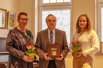 Thalheim ehrt einen Arzt, eine Chorleiterin - und eine Ringerin - Haben die Bürgerehrung der Stadt Thalheim erhalten - von links: Uta Loth, Dr. Hartmut Scheibner, Lilly Schneider.